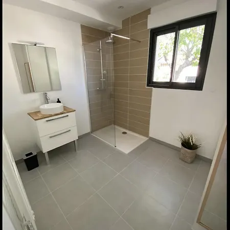 Moderne Proche De Et Parking Gratuit