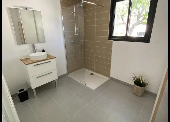 Moderne Proche De Et Parking Gratuit