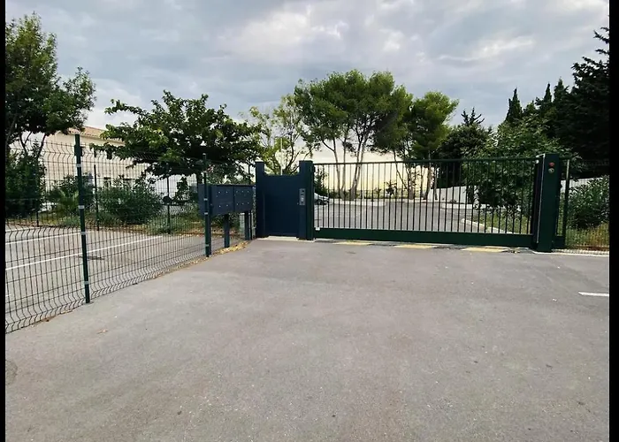 Moderne Proche De Et Parking Gratuit *